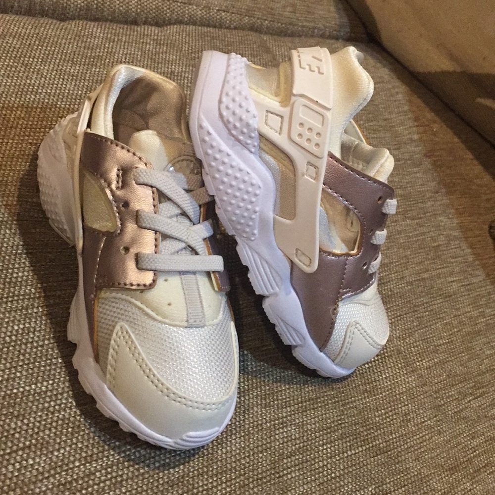 Never worn! Nike huarache sneakers size 9